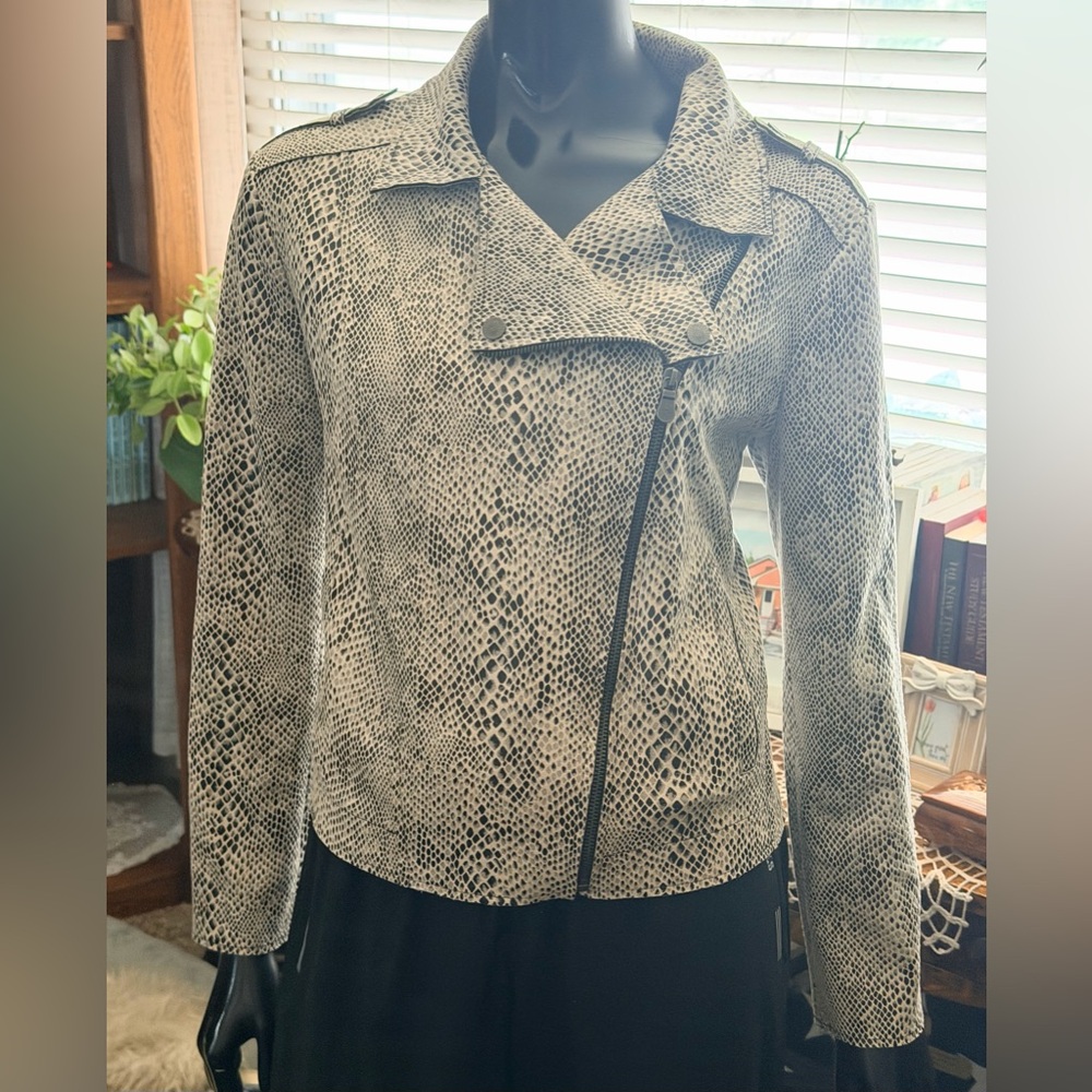 “SOFIA” JEANS” by Sofia Vergara
Fitted  Moto Jacket Black and Cream  NWT
Size M.